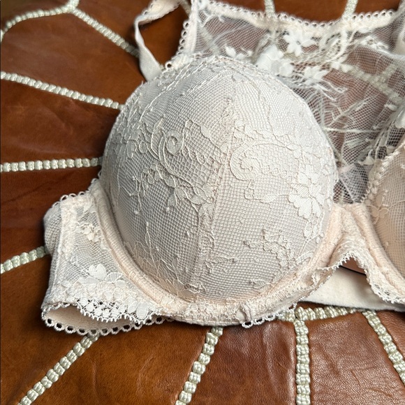 Victoria's Secret Lace Bra in Cream - Picture 3 of 7